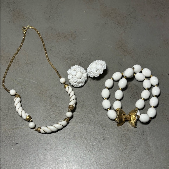 Elegant White and Gold Jewelry Set - Picture 1 of 8